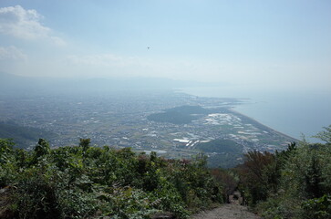 天空から望む街並みと海