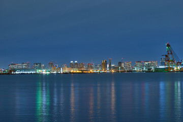 東京湾とクルーザー