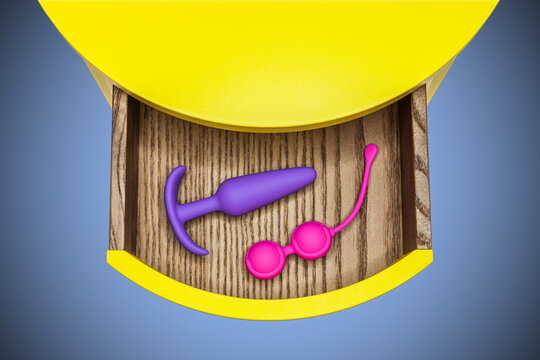 Verschiedene Sexspielzeuge in bunten Farben in einer Schublade zur vaginalen oder analen Befriedigung