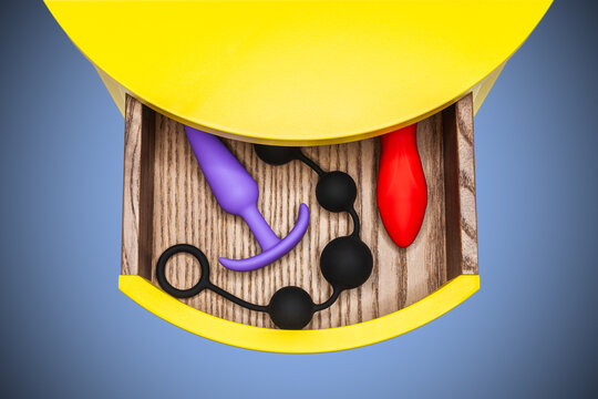 Verschiedene Sexspielzeuge in bunten Farben in einer Schublade zur vaginalen oder analen Befriedigung