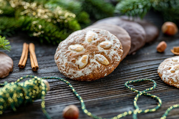 Lebkuchen glasiert auf Holzbrett 
