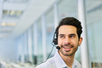 Geschäftsmann mit Headset als Kundenbetreuer im Callcenter