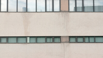 Ventanas en fachada de edificio de oficinas en zona industrial