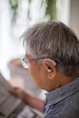補聴器をつけて生活する日本人のシニア男性