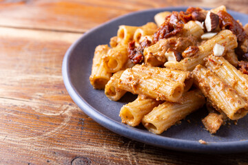 Pasta with dried tomato and almond pesto. Vegan recipe, ideal for lunch and dinner.