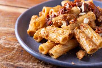 Pasta with dried tomato and almond pesto. Vegan recipe, ideal for lunch and dinner.