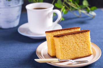 カステラとコ－ヒ－カップ