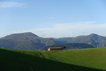 Une bergerie du Pays Basque, devant les montagnes Artzamendi et Mondarrain