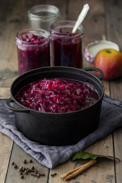 Kochtopf und Einmachgl&auml;ser mit Apfel-Zimt-Rotkohl