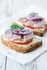 Kartoffelbrot mit Matjesfilets, Apfel und roten Zwiebeln