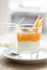 Joghurt-Müsli mit Apfelmus