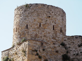 antigua torre defensiva del castillo de origen medieval de benabarre, forma circular, construida en piedra y con pequeñas saeteras, huesca, españa, europa