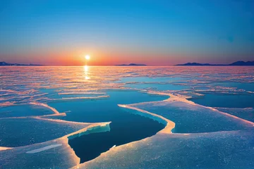 Ogoy-Insel auf dem Winterbaikalsee mit transparentem gebrochenem blauem Eis. Baikal, Sibirien, Russland. Schöne Winterlandschaft bei Sonnenuntergang. © The 2R Artificiality