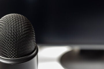 マイクロフォンおよびパソコンのモニター
