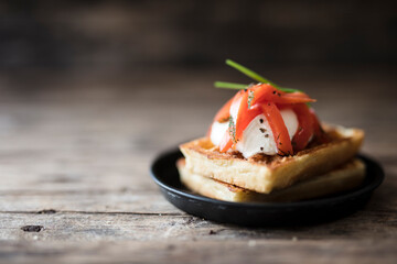 Herzhafte Waffeln mit gebeiztem Lachs und Crème fraîche