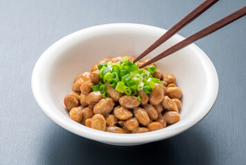 小鉢に入った大粒の納豆
