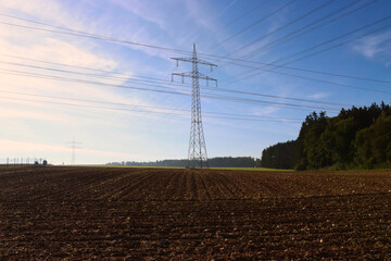 Strommast auf Feld