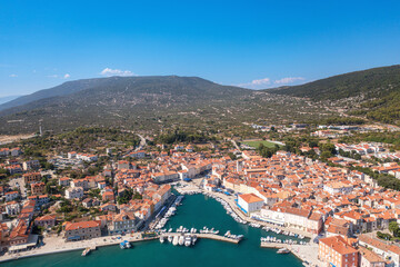 Fototapeta na wymiar Cres Stadt auf der Insel Cres in Kroatien