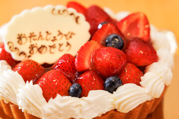新鮮なイチゴがたっぷり載ったバースデーケーキ