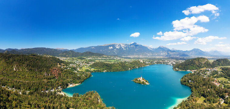 Panoramafoto mit Aussicht auf die Kirche Mari&auml; Himmelfahrt auf der Insel im Bleder See 