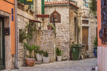 Fototapeta na wymiar beautiful streets of the old town of Rijeka. Old houses, restaurants, narrow streets in the historic city