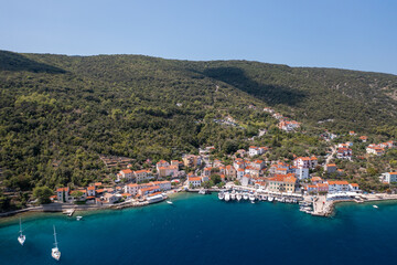Fototapeta na wymiar Der malerische Fischerort Valun befindet sich im Schutz des Gebirges Pernat auf der Insel Cres, Kroatien