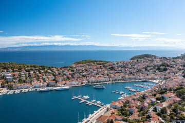 Naklejka na ściany i meble Aussicht auf die Marina von Mali Losinj mit ihren vielen Segelbooten. Mali Losinj liegt auf der Insel Losinj in Kroatien