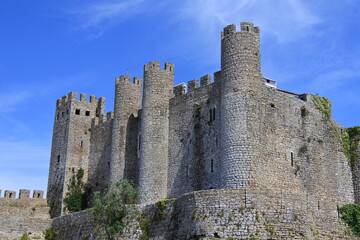 Blauer Himmel und die Türme der Burg von Óbidos