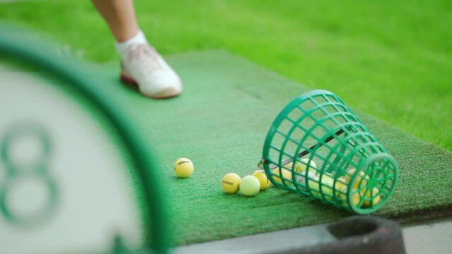 Teaching golfers on the driving range