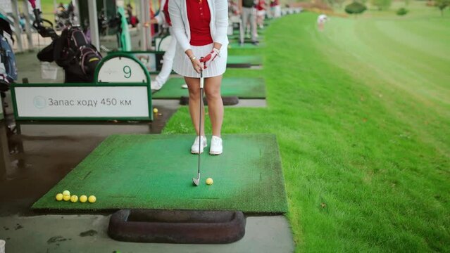 Teaching golfers on the driving range