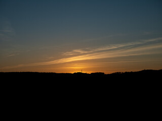 Fototapeta na wymiar Sonnenuntergang mit Landschafts-Silhouette