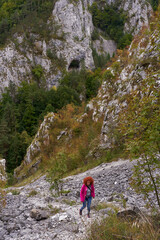 Naklejka premium Tourist with camera hiking on a trail