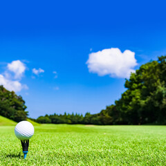 青空 に向かって ティーショット　【 ゴルフ プレー の イメージ 】