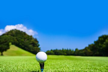 青空 に向かって ティーショット　【 ゴルフ プレー の イメージ 】