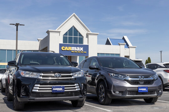 CarMax dealership Toyota and Honda SUV display. CarMax is the largest used and pre-owned car retailer in the US.