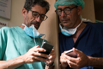 Surgeons using smartphones together