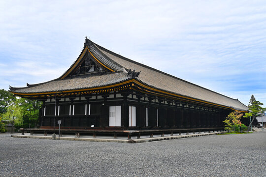 千一体の千手観音立像を安置した京都市の国宝三十三間堂