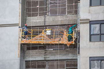 Naklejka premium suspended scaffold at construction of a building