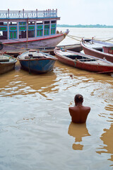 Ablutions matinales dans le Gange à Varanasi, Inde