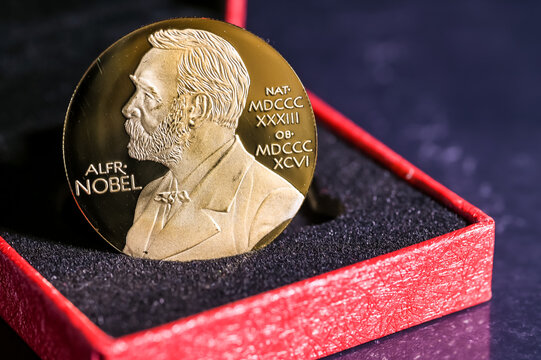 Alfred Nobel medaille prix litterature paix medecine sciences recherche trophée physique chimie 