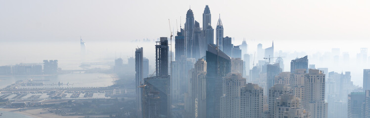 Dubai Marina im Nebel beim Sonnenaufgang