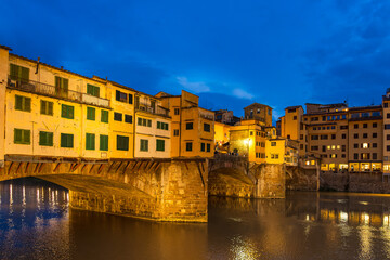 Blick auf die Brücke Ponte Vecchio in Florenz, Italien