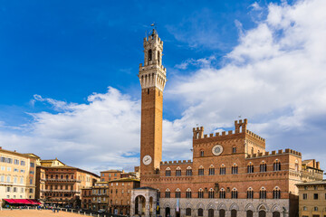 Blick auf das Rathaus Palazzo Pubblico in Siena, Italien - obrazy, fototapety, plakaty