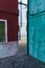 Un vicolo dell'isola di Burano nella laguna di Venezia con le sue tipiche case colorate