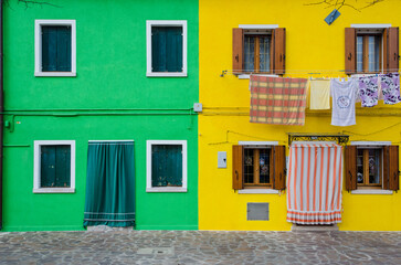 Due tipiche case colorate, una verde e una gialla, a Burano isola della laguna di Venezia