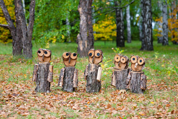 5 figures of owls made of wood.