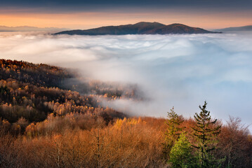 Autumn, misty panoramic view of the Tatra Mountains and the mountains, from the tower in Koziarz, Poland.
Jesienny, mglisty widok na panoramę Tatr i gór, z wieży widokowej na Koziarzu, Polska.