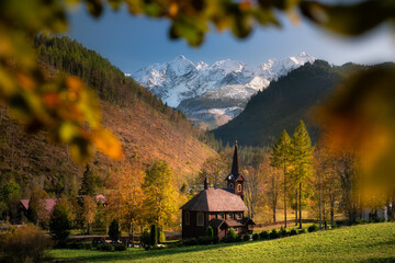 Autumn, view of the snow-capped Tatra Mountains and a wooden church, Slovakia.
Jesień, widok na...
