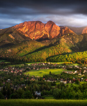 Fototapeta Autumn, view of the Tatra Mountains, giewont and a sleeping knight from Kościelisko, Zakopane, Poland.  Jesień, widok na Tatry, giewont i śpiącego rycerza z Kościeliska, Zakopane, Polska.   