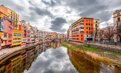 Fototapeta na wymiar Cityscape view and buildings around the River Onyar in Girona, Spain
